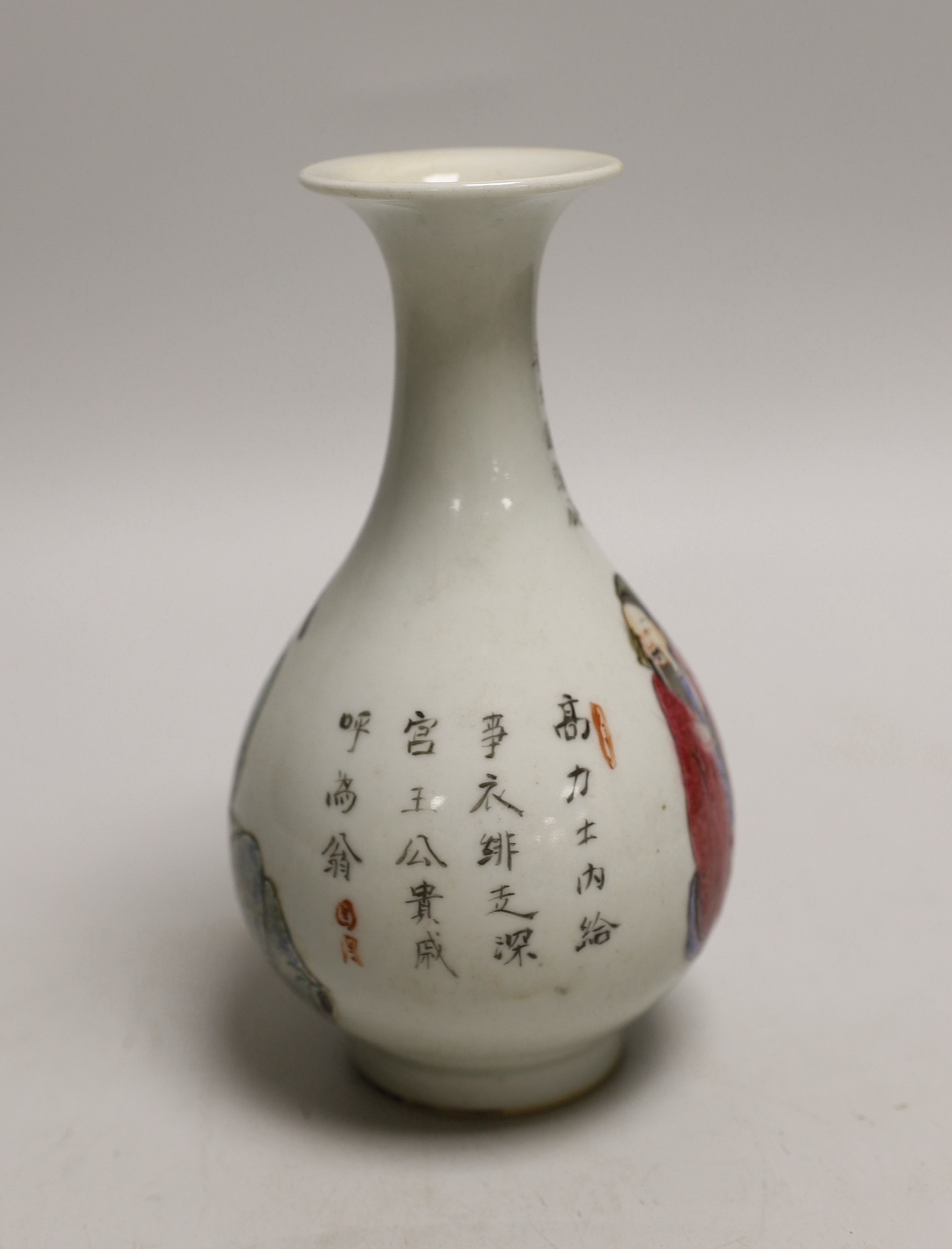 A Chinese famille rose vase, 16cm